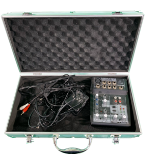 Behringer XENYX 502 Mischpult inkl. Adapter und Case